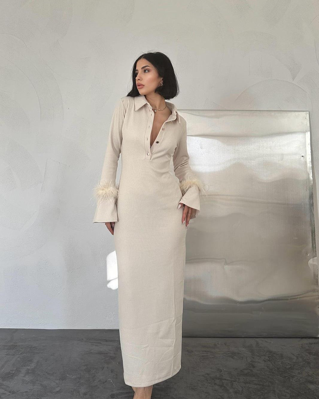 1952  Beige dress with feather detailed sleeves